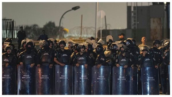 নির্বাসিত রাজপুত্রের খামেনি বিরোধী আন্দোলনের ডাকের পর ইরানে ইন্টারনেট ব্ল্যাকআউট, বহু মৃত্যুর আশঙ্কা