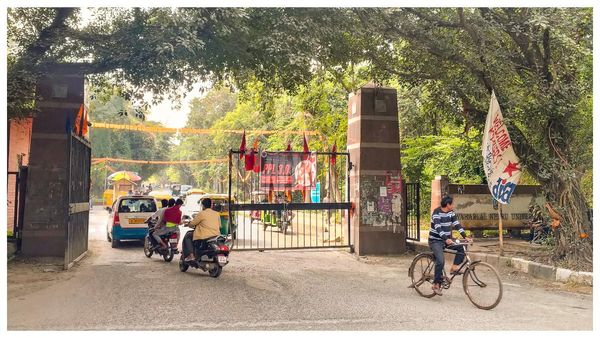 সুপ্রিম কোর্টে জামিন না মেলায় জেএনইউ তে উত্তেজনা, মোদী ও শাহের বিরুদ্ধে স্লোগানে সরব পড়ুয়াদের একাংশ