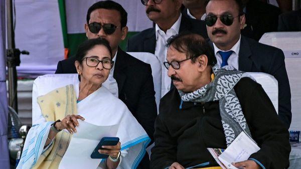 মমতা এসআইআর নিয়ে ঝড় তুলবেন দিল্লিতে, পিছিয়ে গেল রাজ্যে বাজেট পেশের দিনক্ষণ