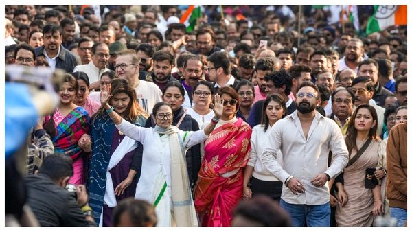 ইডির অভিযানের প্রতিবাদে পথে মমতা, দিল্লি থেকে কলকাতা সংঘাতের তাপ