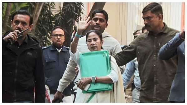 তিন ইডি কর্মকর্তা বনাম পুলিশের বাহিনী! আই প্যাক তল্লাশিতে মমতার ‘বাধা', অভিযোগে উত্তপ্ত রাজনীতি