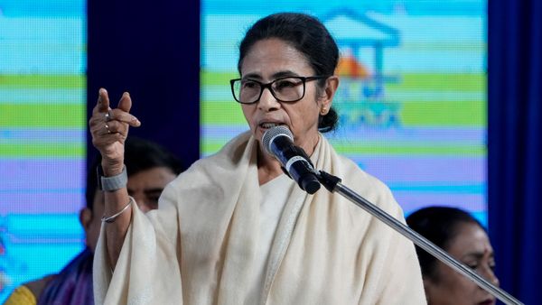লজিক্যাল ডিসক্রিপেন্সি শুধু বাংলাতেই বলে দাবি মমতার, ভোটাধিকার কাড়ার প্রচেষ্টা রোখার আহ্বান
