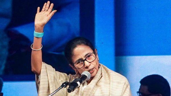 কমিশনের ভূমিকায় তীব্র অসন্তোষ, এসআইআর বন্ধের দাবি মমতার