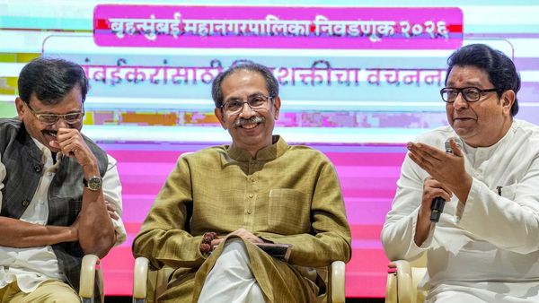 ঠাকরে-পাওয়াররা ফেল নিজেদের গড়েই, মহারাষ্ট্রে কীভাবে বদলাল ক্ষমতার ভারসাম্য?