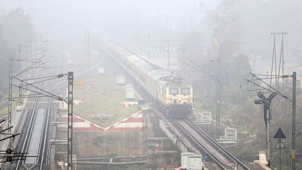 ফের ভোগান্তি! কুয়াশার জেরে ফেব্রুয়ারি পর্যন্ত বাতিল বহু ট্রেন, কোনগুলি? দেখুন তালিকা