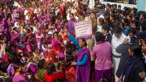 'সরকার উল্টে দেব’! আশা কর্মীদের স্বাস্থ্যভবন অভিযান ঘিরে ধুন্ধুমার, খন্ড-যুদ্ধ পুলিশদের সঙ্গে, ঠিক কী দাবি?