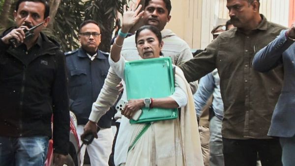 I-PAC অফিসে ইডির হানা, প্রতীক জৈনের বাড়িতে হঠাৎ উপস্থিত মুখ্যমন্ত্রী, সবুজ ফাইলে কী আছে? শোরগোল বঙ্গে