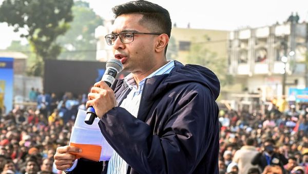 'বাংলার ডিজিটাল ব্যারিকেড' গড়তে মাঠে নামছে তৃণমূল! অনলাইন লড়াইয়ে তরুণদের এগিয়ে আসার বার্তা অভিষেকের