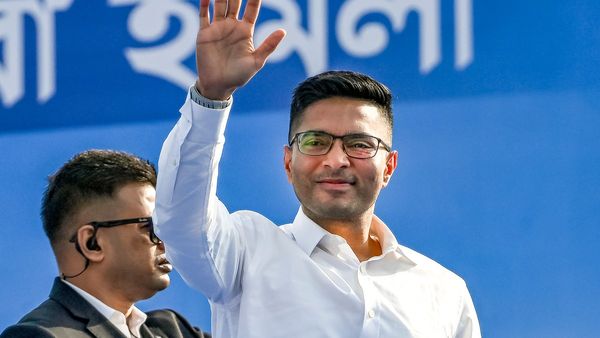 বিবেকানন্দের জন্মদিনে অভিষেকের হোর্ডিং! লেখা ‘স্বাগতম যুবরাজ’, নিন্দা BJP'র, তৃণমূলের দাবি কী?