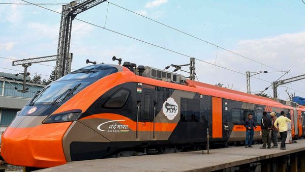 বাসন্তী পোলাও থেকে জোহা চালের ভাত! বন্দে ভারত স্লিপারে মিলবে আঞ্চলিক খাবারের স্বাদ, মেনুতে আর কী কী? জেনে নিন