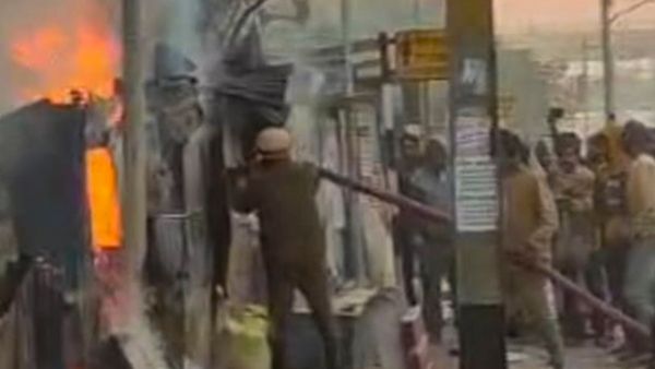 কলকাতায় ফের ভয়াবহ অগ্নিকাণ্ড! আসবাবের দোকানে আগুন, ঘটনাস্থলে দমকলের ১০টি ইঞ্জিন