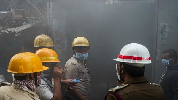 শুকনো খাবারের গুদামে ভয়াবহ আগুন, ভিতরে আটকে কর্মীরা, আগুন নিয়ন্ত্রণে ঘটনাস্থলে কাজ করছে দমকলের ১২টি ইঞ্জিন