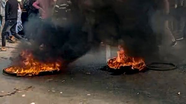 SIR-এর শুনানিতে হয়রানি! বাসন্তীতে হাইওয়ে অবরোধ করে তীব্র বিক্ষোভ, ভোগান্তি সাধারণ মানুষের