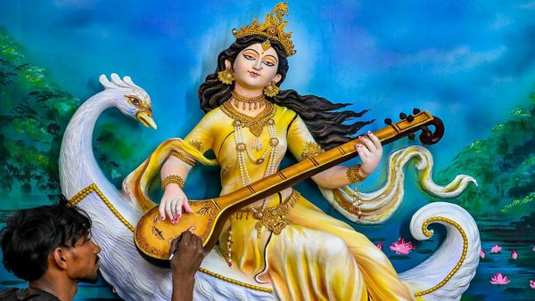 ছাত্রছাত্রীদের অপেক্ষার অবসান! রাত পোহালেই সরস্বতী পুজো, জেনে নিন পঞ্চমী তিথি এবং অঞ্জলির সময়