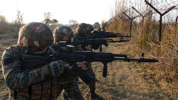 সীমান্তে ড্রোন ঢুকলেই অ্যাকশন! আকাশ ও স্থল নজরদারিতে নতুন দায়িত্ব পেল ভারতীয় সেনা