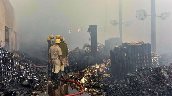 আনন্দপুরের গুদাম অগ্নিকাণ্ডে এখনও পর্যন্ত প্রাণ গিয়েছে দশ জনের, ঠিক কত হতাহত, রয়েছে এখনও ধোঁয়াশা