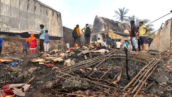 আনন্দপুরের অগ্নিকাণ্ডে একাধিক মৃত্যু! বেআইনি জলাভূমি ভরাটেই কী গড়ে উঠেছিল গুদাম? উঠছে নানান প্রশ্ন