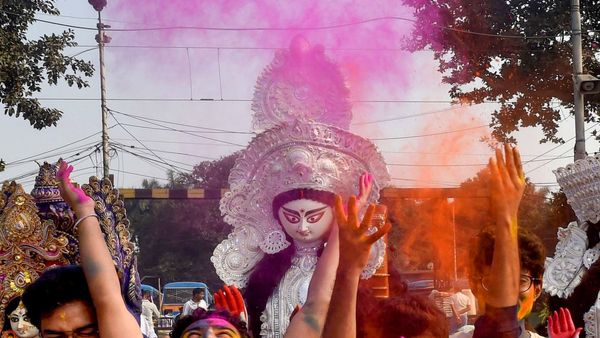 সরস্বতী বিসর্জনে তুমুল অশান্তি! চলল ইটবৃষ্টি থেকে লাঠিচার্জ, দুই ক্লাবের সংঘর্ষে রণক্ষেত্র কৃষ্ণনগর