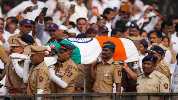 বারামতীতেই শেষ বিদায়! পূর্ণ রাষ্ট্রীয় মর্যাদায় চলছে অজিত পওয়ারের শেষকৃত্য, উপস্থিত অমিত শাহ, শরদ পওয়ার