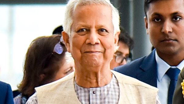 ছিঃ! শীতে রাস্তায় মহিলাকে খুঁটিতে বেঁধে জল ঢেলে নির্যাতন, খুশিতে হাঁসছে মৌলবাদীরা, দেখুন ভিডিও