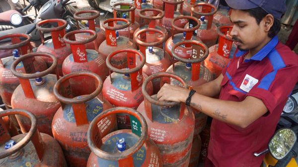 LPG থেকে নিত্য দিনের খরচ, বেতন বৃদ্ধি থেকে ক্রেডিট স্কোর! আজ থেকে কী কী পরিবর্তন হল? দেখুন তালিকা