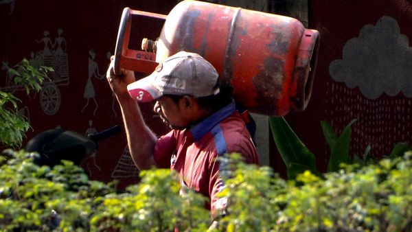 নতুন বছরের শুরুতেই দুঃসংবাদ! বেড়ে গেল এলপিজি সিলিন্ডারের দাম, কত টাকা? জেনে নিন