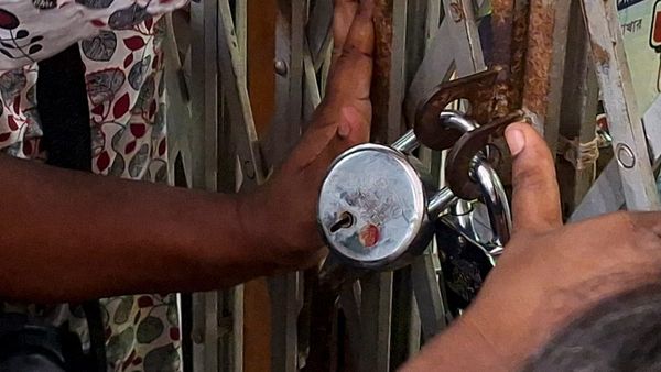 বেকারত্ব বাড়ল বাংলায়! চাকরি হারালেন ১০০০ জন, কারণ কী? হাহাকার পরিবারের লোকজনের