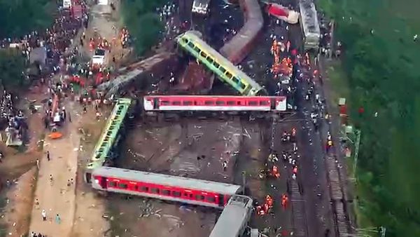 ফের ভয়াবহ ট্রেন দুর্ঘটনা! মুখোমুখি সংঘর্ষে মৃত অন্তত ২১, আহত শতাধিক