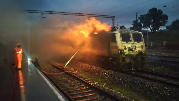 রেল স্টেশনের কাছে ভয়াবহ অগ্নিকাণ্ড! জ্বলে পুড়ে ছাই ২০০-র অধিক বাইক, কীভাবে আগুন লাগল? দেখুন ভয়ঙ্কর ভিডিও