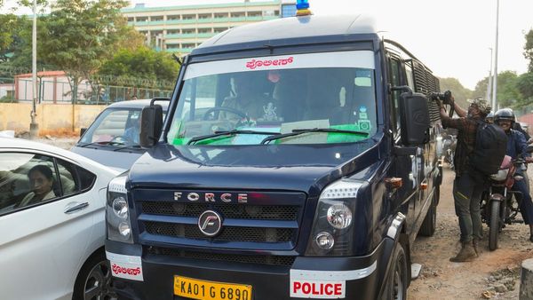 ডিউটির সময় আপত্তিকর আচরণ! সাসপেন্ড হলেন কর্নাটকের শীর্ষ পুলিশ কর্তা, সমাজমাধ্যমে ভাইরাল ভিডিও ঘিরে শুরু বিতর্ক