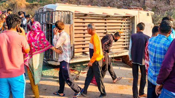 সাতসকালে দুর্ঘটনা! তপসিয়ায় উল্টে গেল ভিড়ে ঠাসা সরকারি বাস, কীভাবে? জানুন