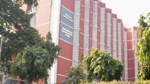 বাংলার SIR-এ বেআইনি নিয়োগ! ভোটার তালিকা বিতর্কের মাঝে কড়া পদক্ষেপ কমিশনের, বসিরহাটের বিডিও সাসপেন্ড