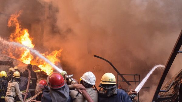 সাত সকালে দুর্ঘটনা! দাউদাউ করে জ্বলছে নিউটাউনের অফিস বিল্ডিং, ঘটনাস্থলে দমকলের চারটি ইঞ্জিন