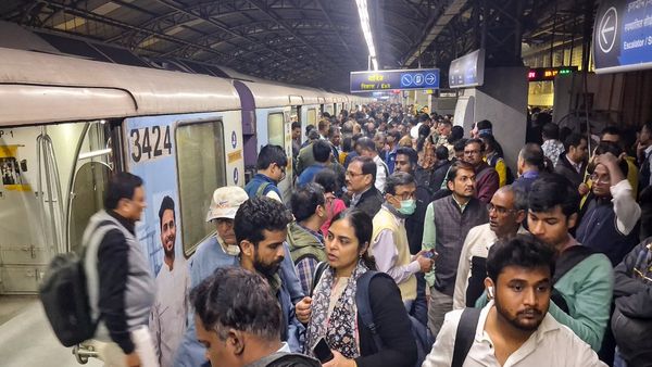 ব্যস্ত সময়ে মেট্রো বিভ্রাট! শহিদ ক্ষুদিরাম থেকে দক্ষিণেশ্বর, পরিষেবা ব্যাহত হওয়ায় ক্ষুব্ধ যাত্রীরা