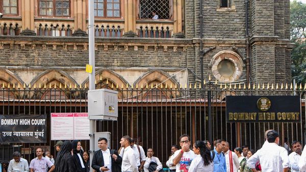 লিভ-ইন বা সম্পর্কে থেকে সন্তানের জন্ম হলে তা বিবাহের সমান! খোরপোশ পাবে সঙ্গিনী, কী জানাল হাইকোর্ট?