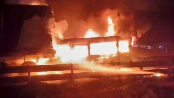 হু হু করে ছড়িয়ে পড়ছে আগুন! উদ্বোধনের পরেই বড় অঘটন, কী পরিস্থিতি গঙ্গাসাগর মেলার?