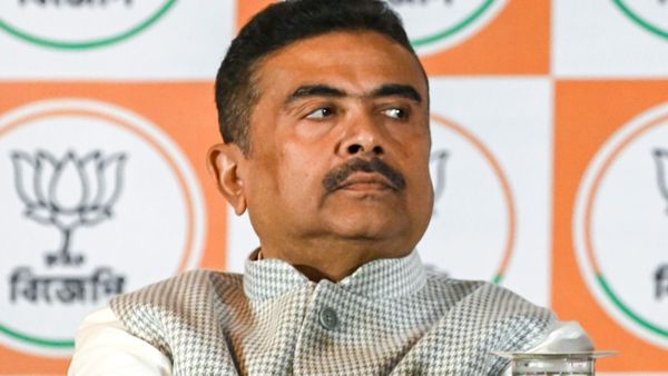 মমতার ফটো লাগানো প্ল্যাকার্ড হাতে নাজিরাবাদে মিছিল শুভেন্দুর! লেখা 'ছবি কথা বলে', কী দাবি বিরোধীদের?