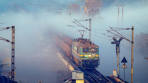 এবার ব্যাটারিতে চলবে রেল! ডিজেল ইঞ্জিনের দিন কী ফুরোতে চলেছে? বড় বদলের পথে রেলমন্ত্রক