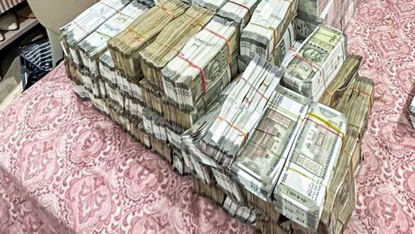 টাকার পাহাড়ের সামনে বসে TMC নেতা! ঘুষ? এত টাকা কার? এই ভিডিও ফাঁস হতেই শোরগোল বাংলায়, দেখুন