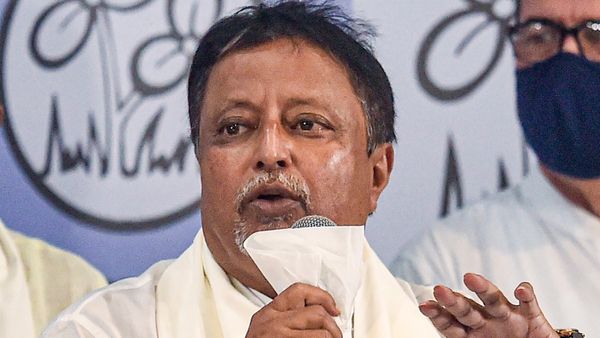 সুপ্রিম কোর্টের অন্তর্বর্তী স্থগিতাদেশ কলকাতা হাইকোর্টের রায়ে, আপাতত বহাল মুকুল রায়ের বিধায়ক পদ