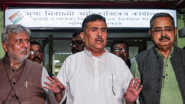 মুরুগানকে ঘিরে বিক্ষোভের ঘটনায় রাজ্যকে কড়া নির্দেশ নির্বাচন কমিশনের, ডিজি রাজীবকে নিশানা করলেন শুভেন্দু