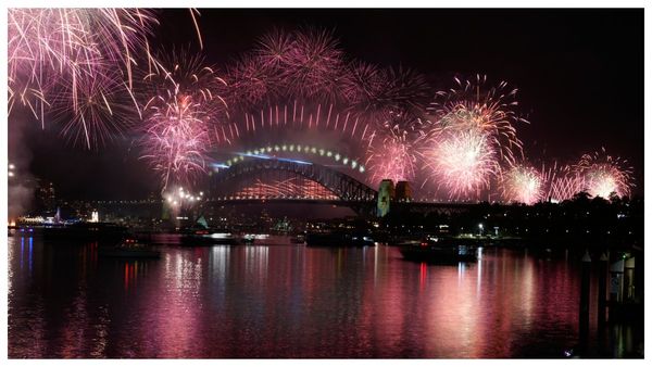 আতশবাজি, প্রার্থনা আর আশার আলোয় বিশ্বজুড়ে ২০২৬ কে স্বাগত