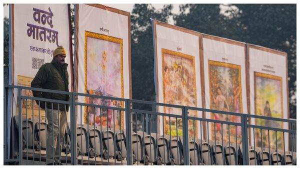 বন্দে মাতরম এর মর্যাদা বাড়াতে উদ্যোগ কেন্দ্রীয় সরকারের, জাতীয় সঙ্গীতের মতোই হবে প্রোটোকল?