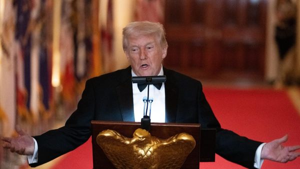 সুপ্রিম কোর্টের রায়ের পরেই বড় সিদ্ধান্ত! রাতারাতি আবার শুল্ক বাড়িয়ে দিলেন ডোনাল্ড ট্রাম্প, কত?