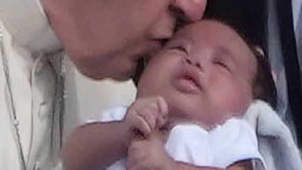 চুমুতেই বিপদ! ভাইরাসের কারণে চোখের দৃষ্টি হারিয়ে যেতে পারে আপনার শিশুর, এখনই সতর্ক হয়ে যান