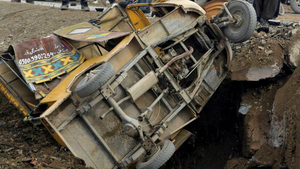 ফের কাঁপল পাকিস্তান! অটোর ভেতরেই ছিল বোমা, বিস্ফোরণে শিশুসহ প্রাণ গেল দু'জনের, বাড়ছে আতঙ্ক