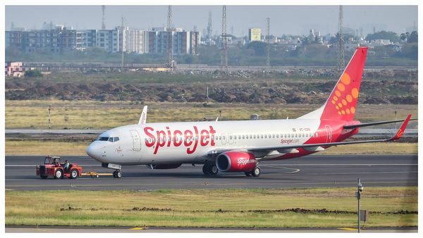 মাঝআকাশে ইঞ্জিনে বিপত্তি, দিল্লিতে জরুরি অবতরণ লেহগামী স্পাইসজেট বিমানের