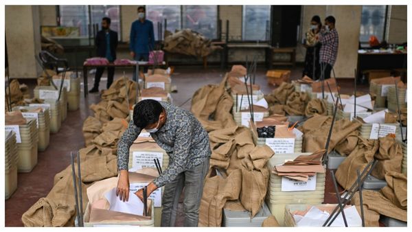 ২৯৯ আসনে ফলের অপেক্ষায় বাংলাদেশ, কঠোর নিরাপত্তায় শেষ হল নির্বাচন