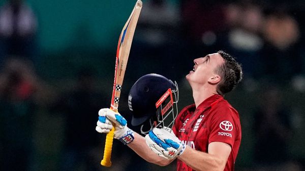 ব্রুকের অধিনায়কোচিত শতরানে টি২০ বিশ্বকাপের সেমিফাইনালে ইংল্যান্ড, বিদায় প্রায় নিশ্চিত পাকিস্তানের