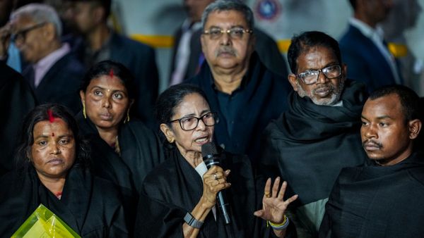 মমতার নিশানায় জ্ঞানেশ, নির্বাচন কমিশনে মুখ্যমন্ত্রীর মেজাজ হারানোরও পাল্টা অভিযোগ